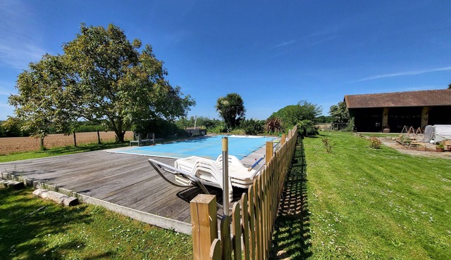 Charming accommodation with swimming pool in a beautiful Landaise village