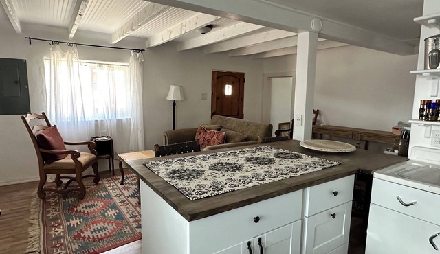Charming adobe casita 1block from Plaza