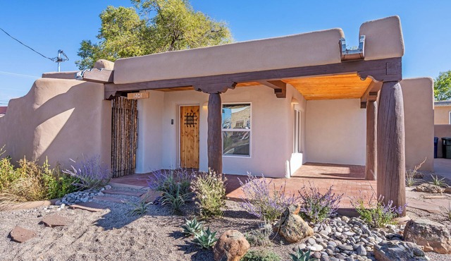Charming Adobe - Heart of Santa Fe - King and Queen