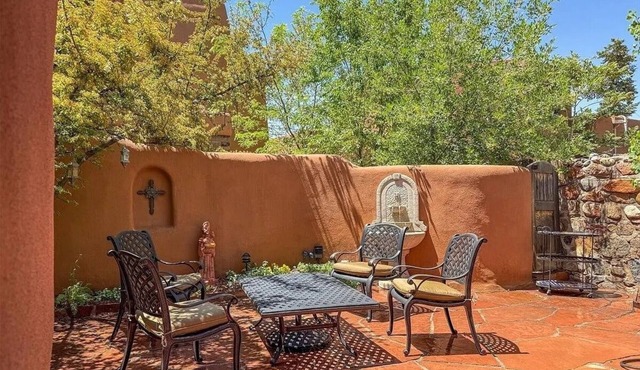 Charming Adobe Retreat in South Capitol–Walk to Plaza, Railyard & Canyon Road