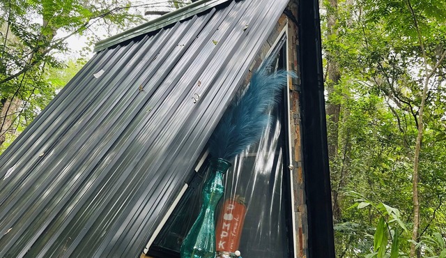 Charming AFrame Tiny home sleep capsule bungalow with AC & WiFi in Great Ocala