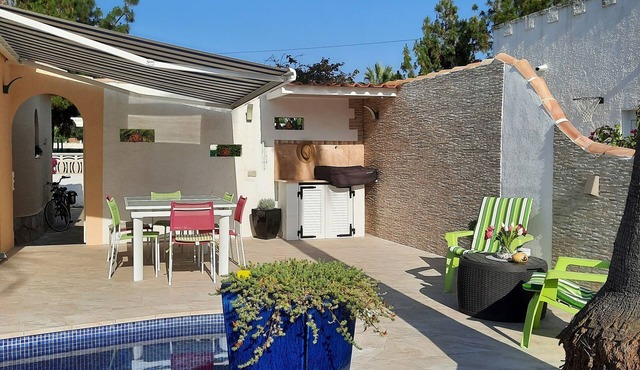 CHARMING AIR-CONDITIONED VILLA WITH PRIVATE POOL, GARDEN, NEAR THE SEA AND SHOPS