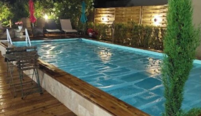 Charming air-conditioned house with heated pool just a stone's throw from the ocean