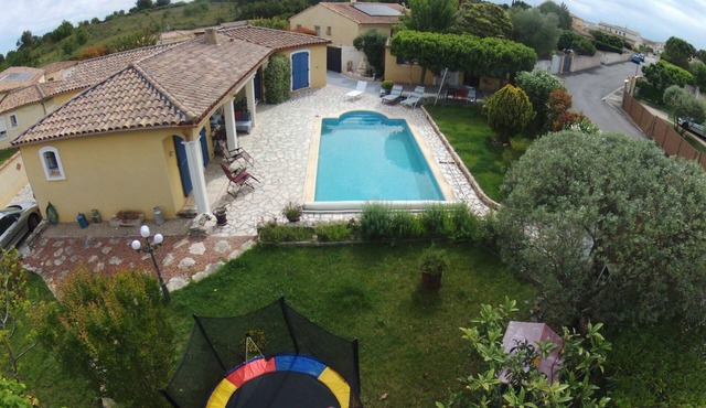 Charming air-conditioned house in a quiet location. Swimming pool and landscaped garden.