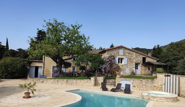 Charming air-conditioned cottage 2/4 pers. Swimming pool and Jacuzzi