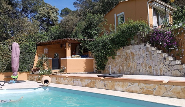 Charming air-conditioned studio with swimming pool for 2 people