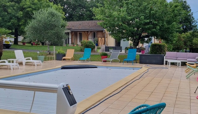 Charming air-conditioned 6/8 sleeper house with pool, in Lunan