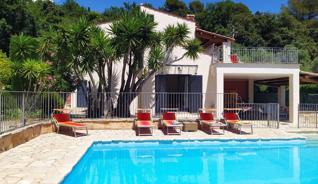 Charming air-conditioned Provençal villa with heated pool and hot-tub
