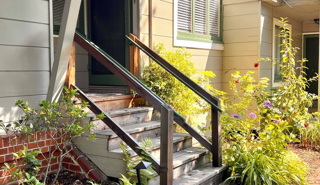 Charming Alameda Bungalow Easy Access to San Francisco, Beach, Redwoods, Marinas