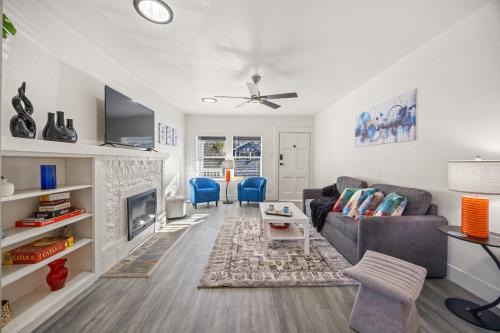 Charming Alameda Retreat Cozy 2BR with Private Yard