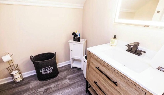 Charming Amelia's Haven Peaceful & Private Suite near downtown Clayton.