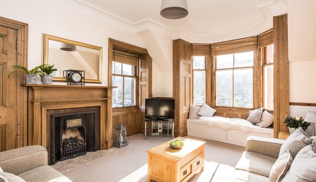 Charming and comfortable apartment, centrally located with easy parking access. Sleeps 4