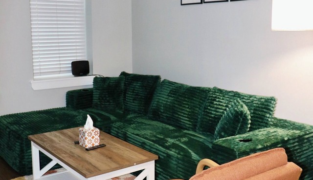 Charming and Comfy Getaway Minutes from Downtown