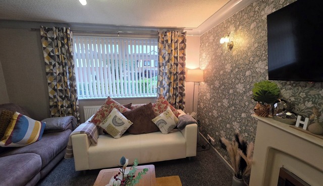 Charming and Cosy 2 Bed Modern Bungalow with Free Parking up to 3 cars