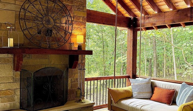 Charming and Cozy Cabin on a Mountainside Outside Eureka Springs