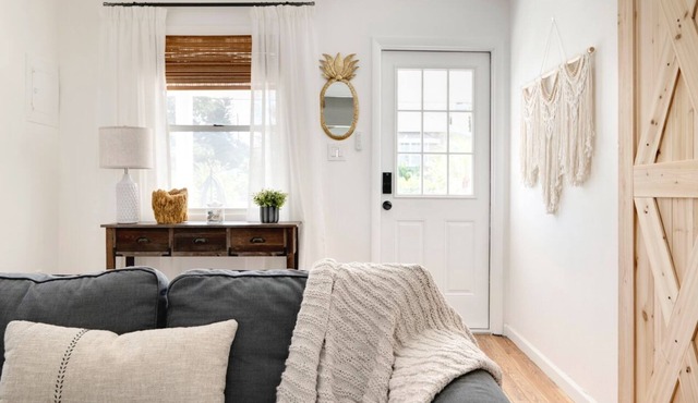 Charming and cozy 1920’s cottage in Tarpon Springs, 3 min walk to Sponge Docks.