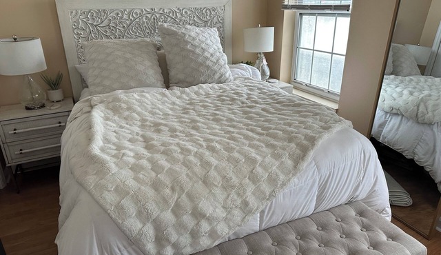 Charming and cozy bedroom in Key West with WiFi, AC.