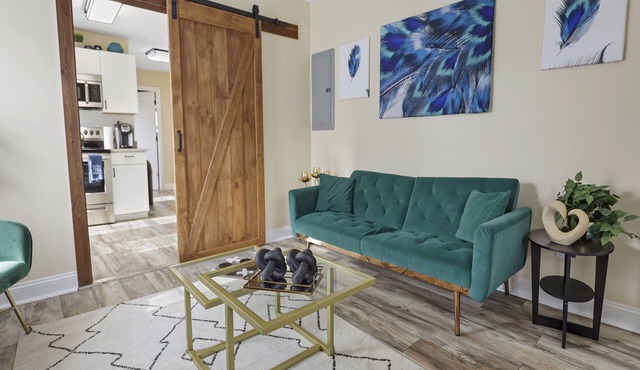 Charming and Cozy Home in Midtown mins away from restaurants and attractions