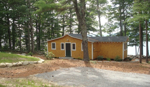 Charming and cozy Maine cottage with picturesque views of Sebago Lake!