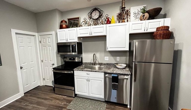 Charming and cozy one-bedroom suite with a full kitchen and a free parking spot.