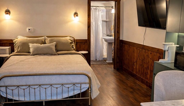 Charming and cozy private cottage steps from the banks of the Casselman River