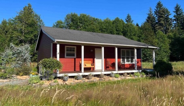 Charming and Cozy Little Farmhouse