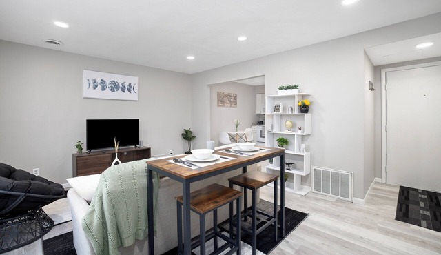 Charming and cozy with a modern flair, 2 BR/1.5 BA, townhome apartment