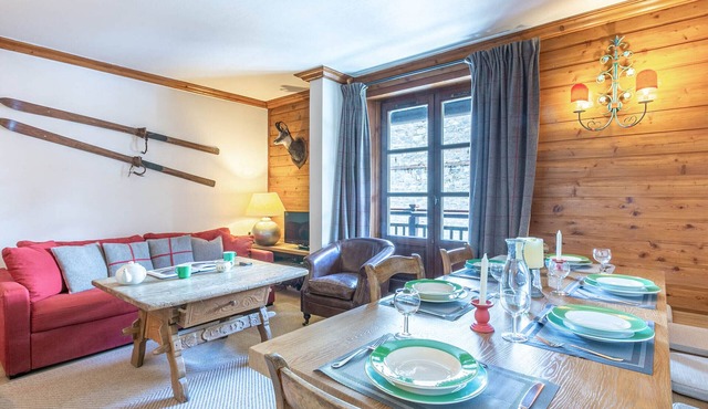 Charming and Elegant Apartment in Old Village, Close to Slopes