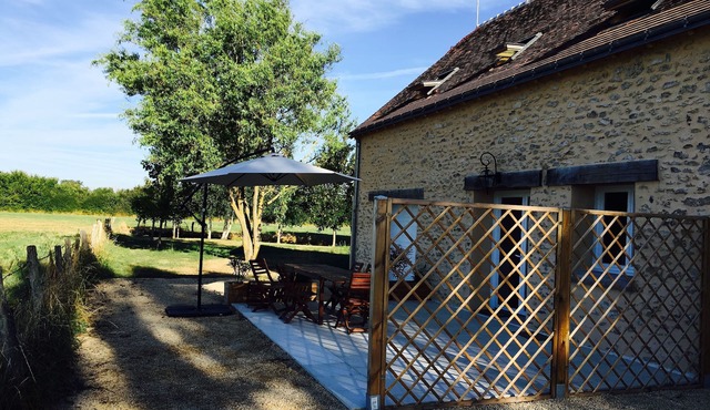 Charming and authentic cottage (8 people), near Tours. Swimming pool and nature