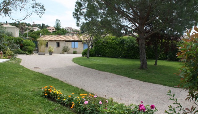 Charming and quiet 60m2 outbuilding for 4 people