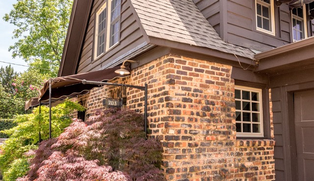 Charming and Historic Holly Cottage Carriage House in Downtown Tyler