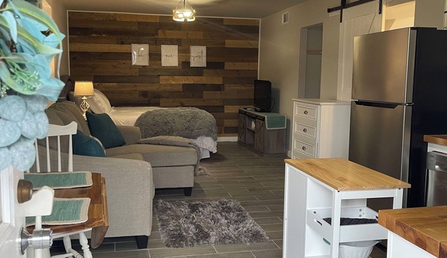 Charming and immaculate 1-bedroom Suite/Apartment in Elizabethton