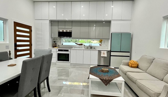 Charming and modern 2-bedroom house with AC, WiFi in serene Glendale, Sleeps 5