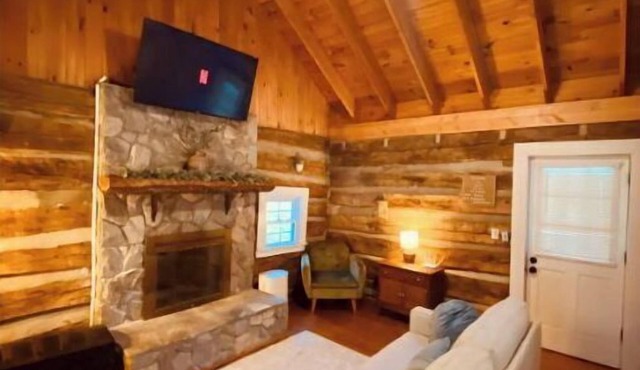 Charming and modernized 1800's Creekside Cabin w/Hot Tub and 5 minutes to I-77