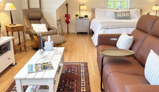 Charming and private apartment for two in Southwest Harbor. CLOSE to Acadia!