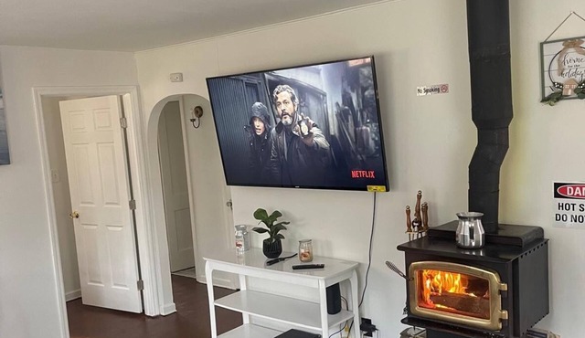 Charming and peaceful 2-bedroom house in Port Jervis with fireplace.