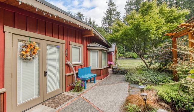 Charming and peaceful 2-bedroom cottage in sleepy Langley, nestled in nature!