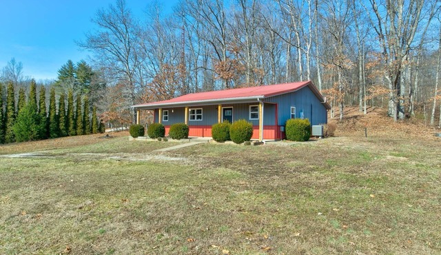Charming and private 3-bedroom farmhouse in lovely Evanston with WiFi, AC.