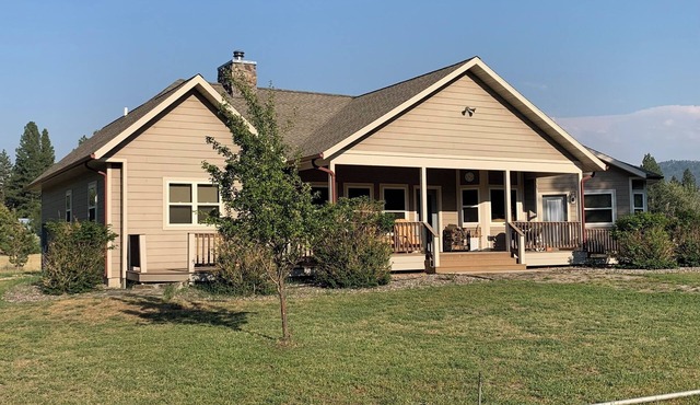 Charming and private 3-bedroom house on Camas Creek South of Hamilton