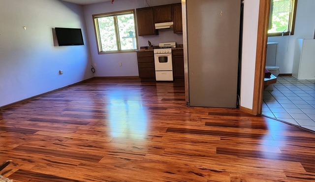 Charming and Quiet 1-bedroom apartment in Elk Mound with AC, WiFi