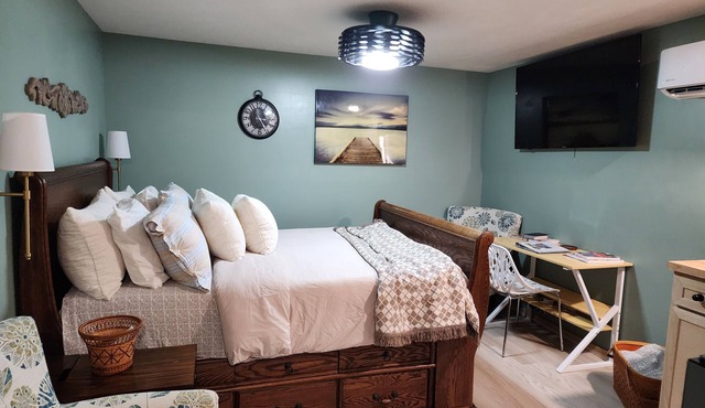 Charming and quiet queen suite hidden in near south neighborhood in Lincoln.