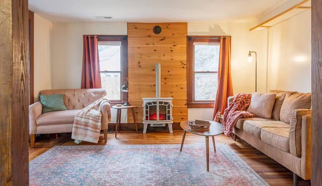 Charming and quirky 2-bedroom cottage in Rosendale