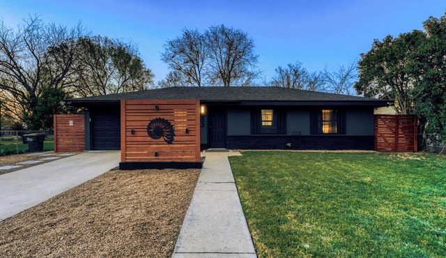 Charming and Remodeled Home Near Square & SWU