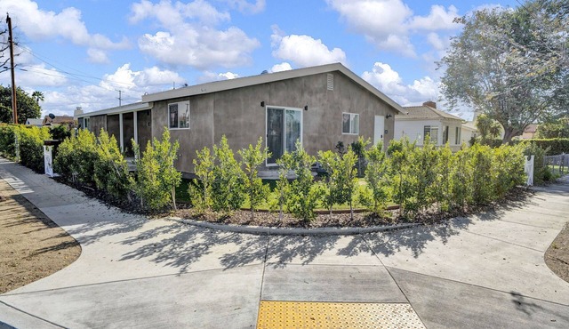 Charming and Retro-inspired one-bedroom duplex near shopping and dining!