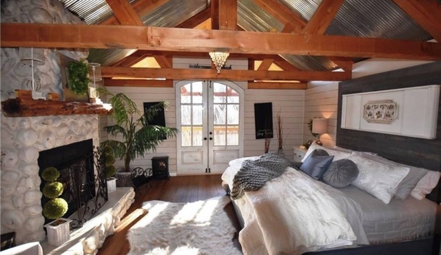 Charming and Secluded Mountain Cabin for Couples near Eureka Springs