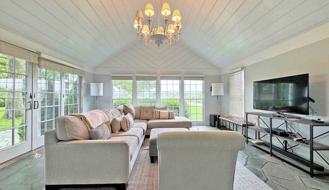 Charming and Serene Waterfront 2-bedroom Cottage in Quogue