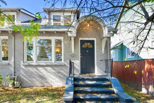 Charming and Spacious 3Beds3Bath Seattle Townhome