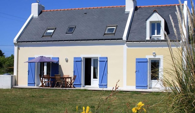 Charming and spacious house near the beach in Locmaria