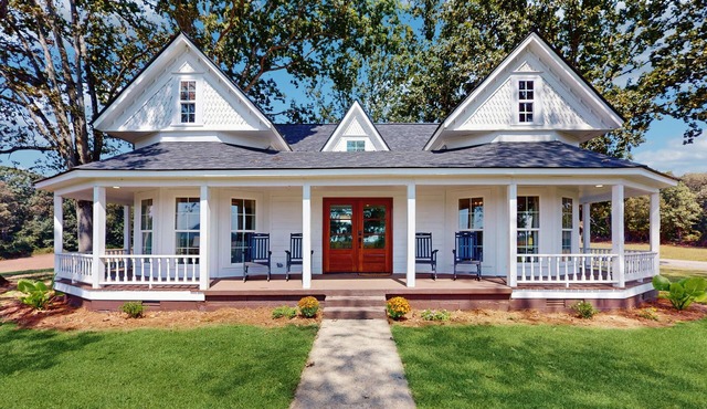 Charming and spacious country home with mountain views