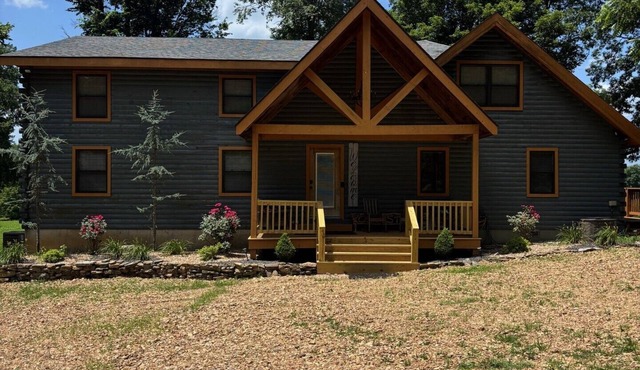 Charming and spacious 7-bedroom cabin with many accomadations on Current River.